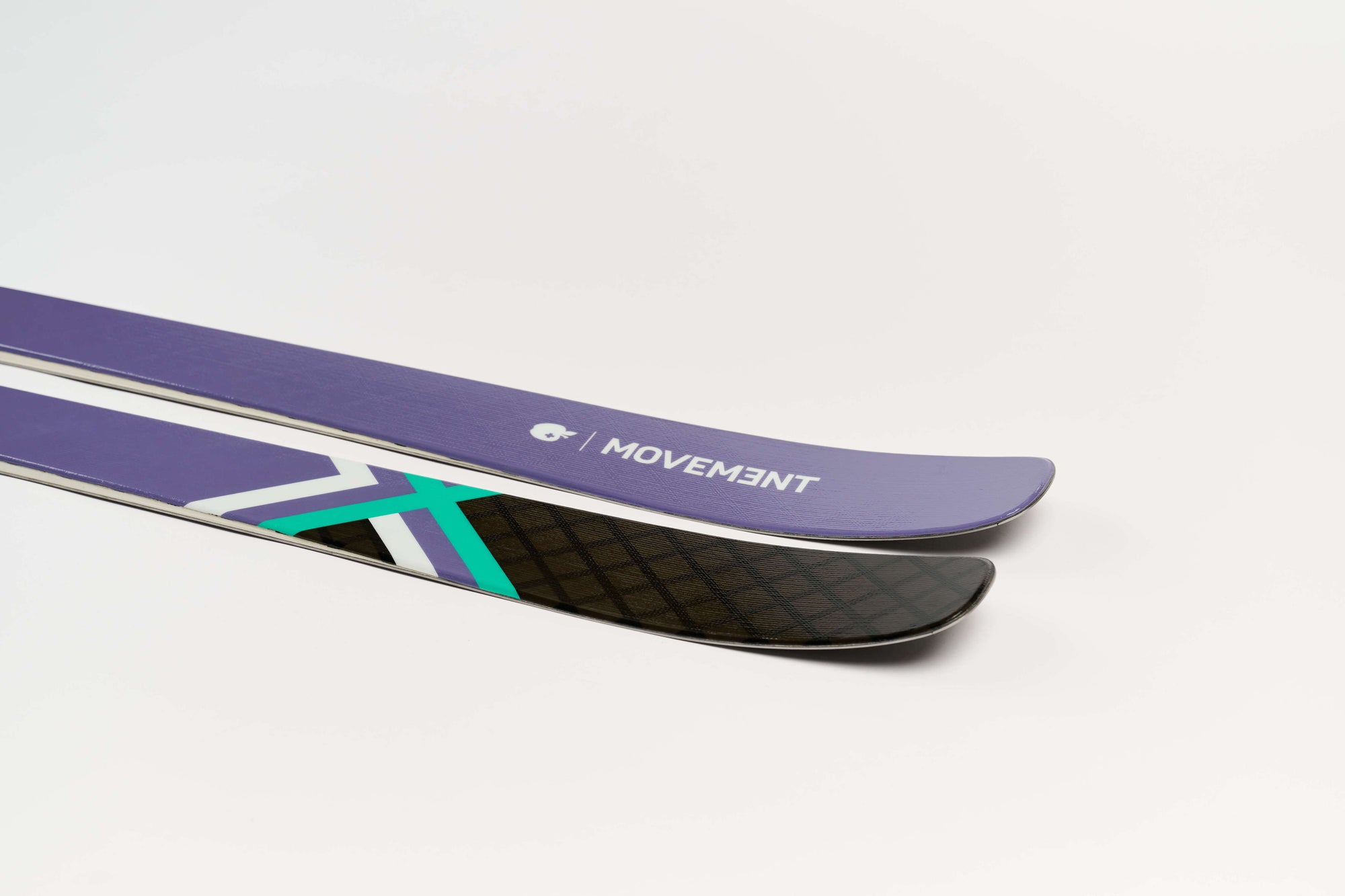 Navigate diverse terrain confidently on Movement's Axess 90 Women's skis.